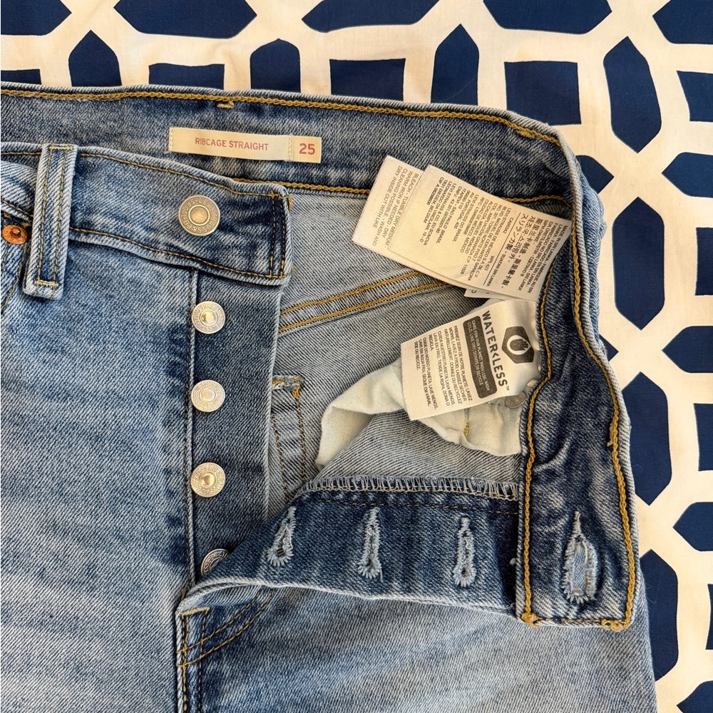 Levi’s Light Wash High-Rise Straight Women’s Jeans - Picture 5 of 9